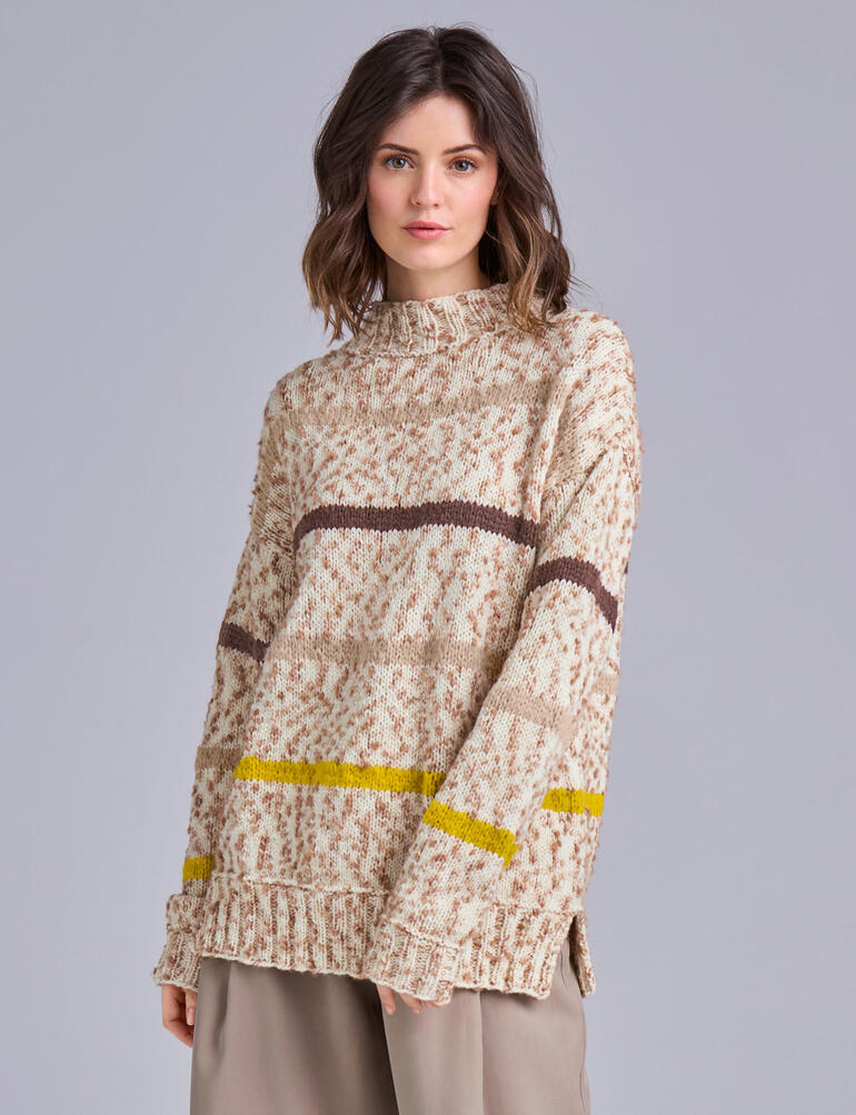 Frau in gemustertem Pullover aus Animals und NewWool mit entspanntem Look.