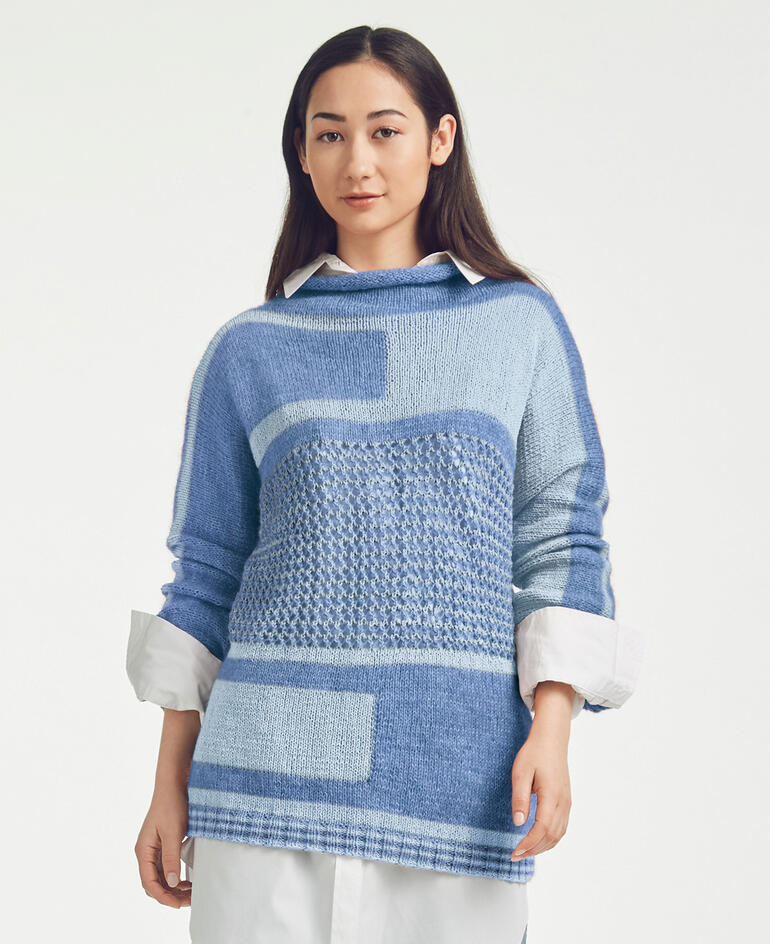 Frau in Pullover aus Ribolli und Cielo von Junghans-Wolle