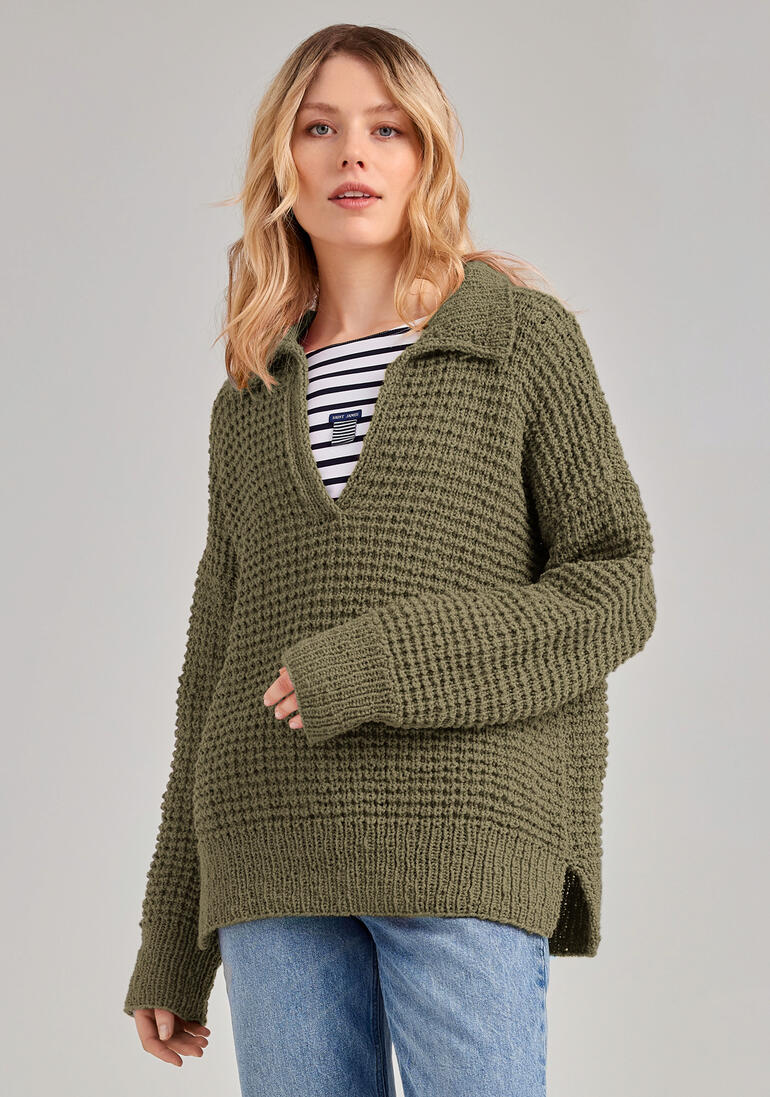 Frau in olivgrünem Pullover aus Onda von Junghans-Wolle