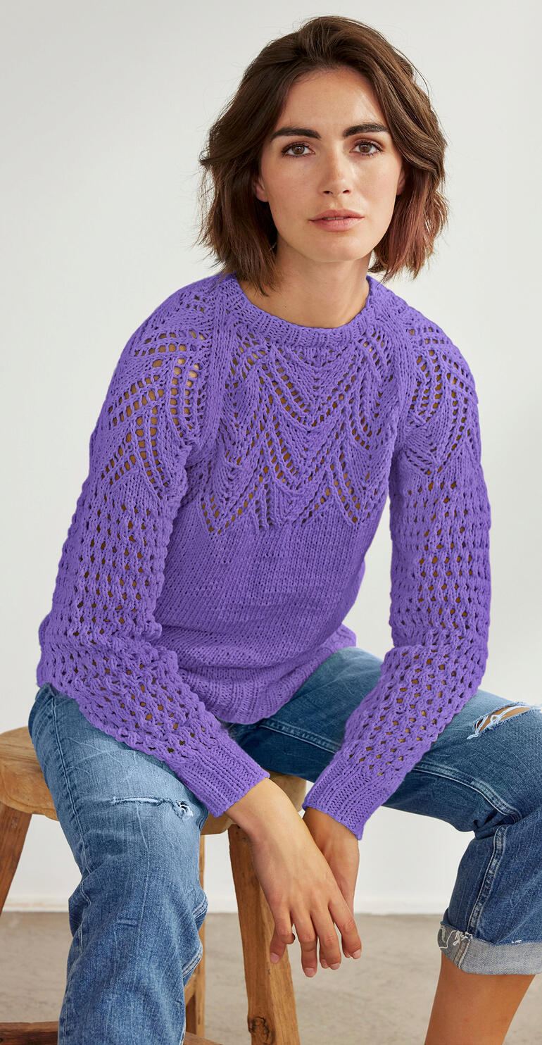 Lila Pullover mit große Maschen und auffälligem Muster.