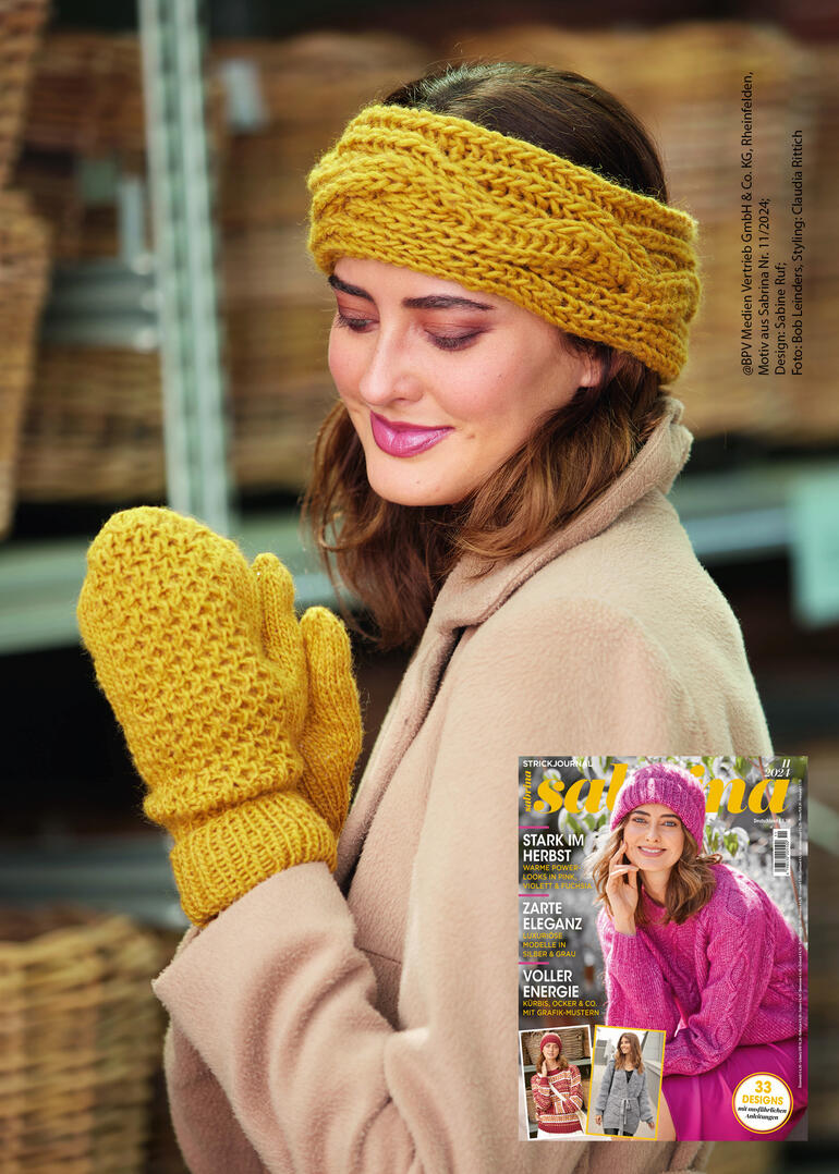 Frau mit goldenem Stirnband und Fäustlingen aus Monello-90 Uni, lächelt in einem gemütlichen Raum.