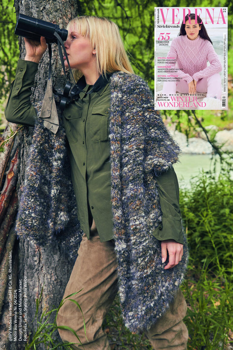 Frau trägt eine Weste aus Bo., beobachtet mit Fernglas in einem natürlichen Umfeld.