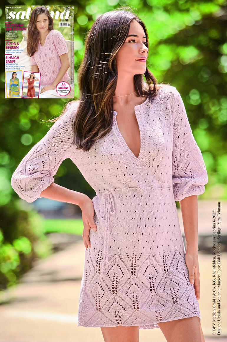 Helle Tunika aus Cottonprima mit Lochmuster und Gürtel in der Taille.