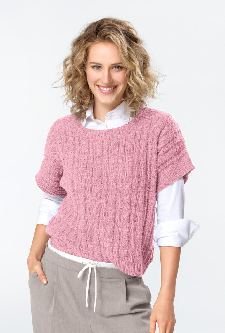 Frau trägt rosa Pullunder aus Wool-Cashmere und lächelt.