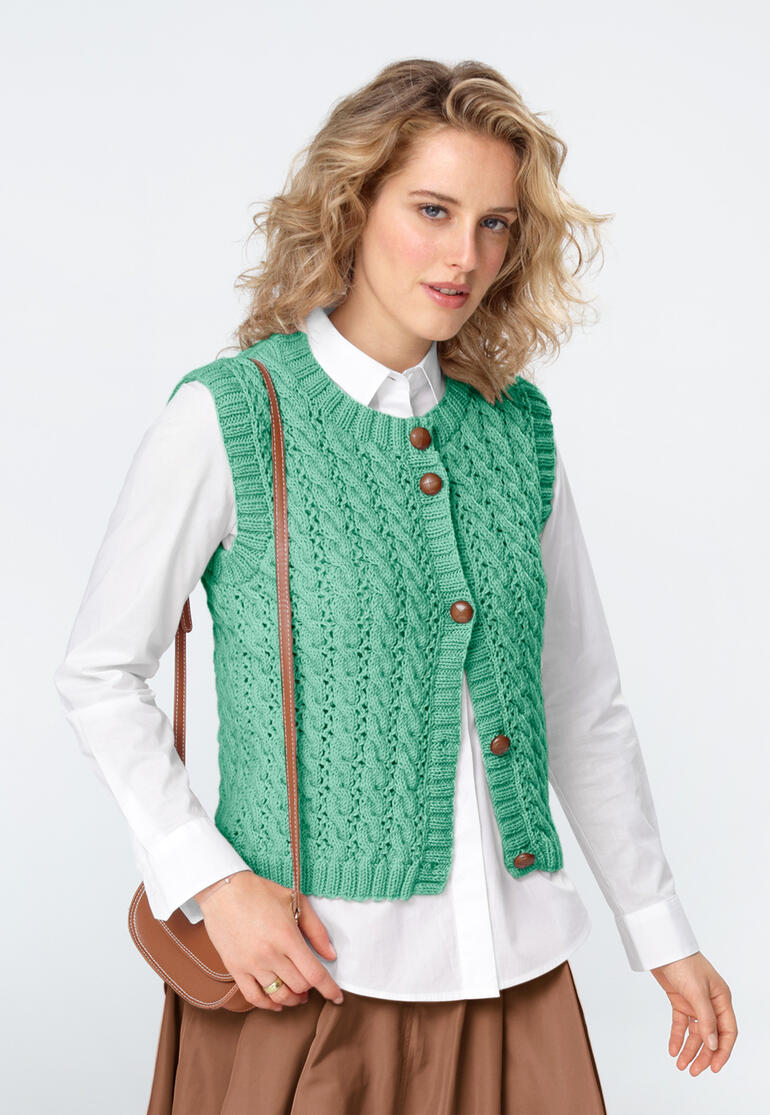 Grüne Weste mit Knöpfen, Modell aus Nuovo Merino 120 von Junghans-Wolle.