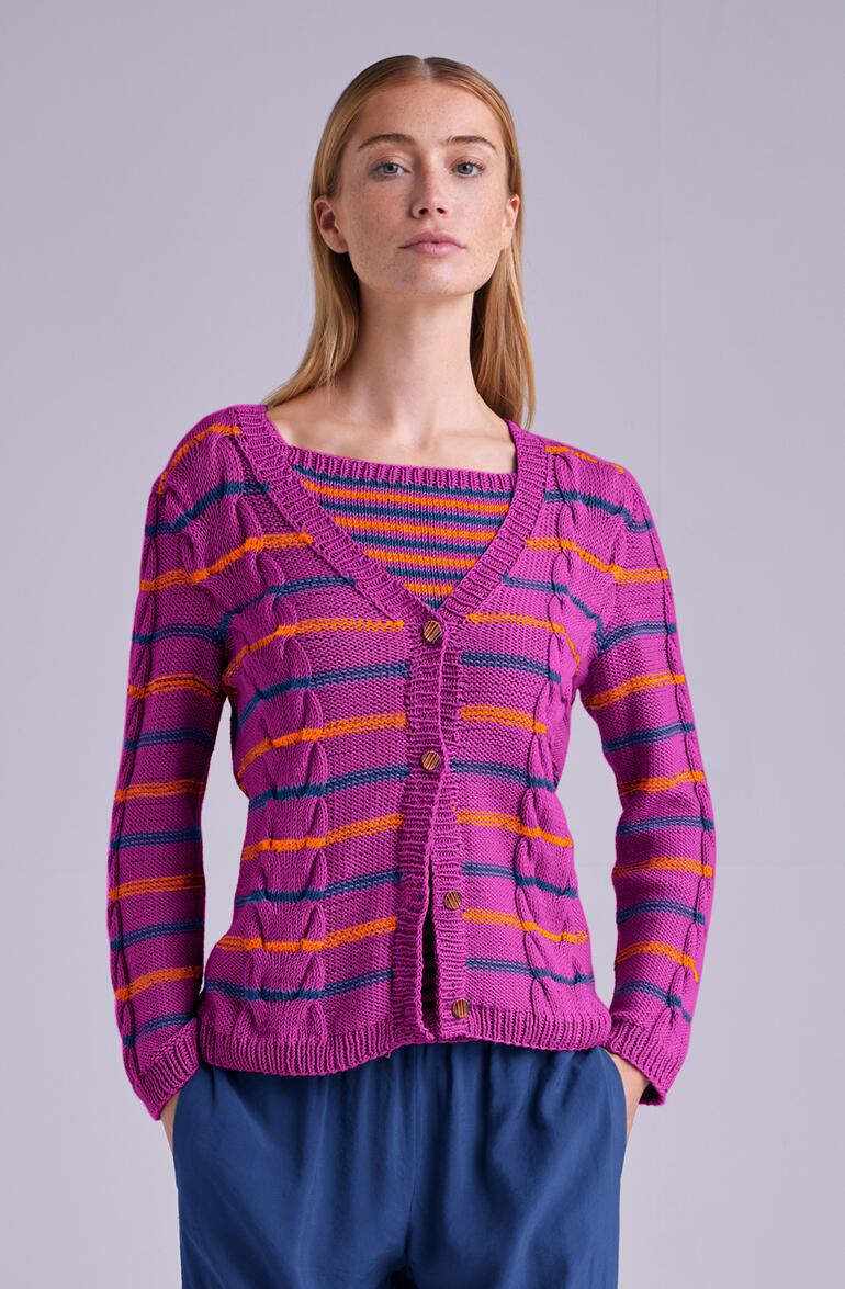 Rosa Jacke mit bunten Streifen, Modell aus Cotone-Emozione von Junghans-Wolle.