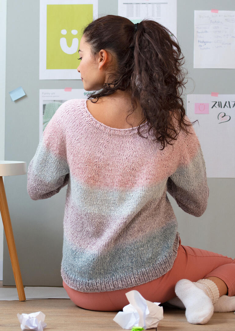 Damen-Rundpassenpullover in sanften Farben, gemütlich am Schreibtisch, aus Pastello von Gründlund.