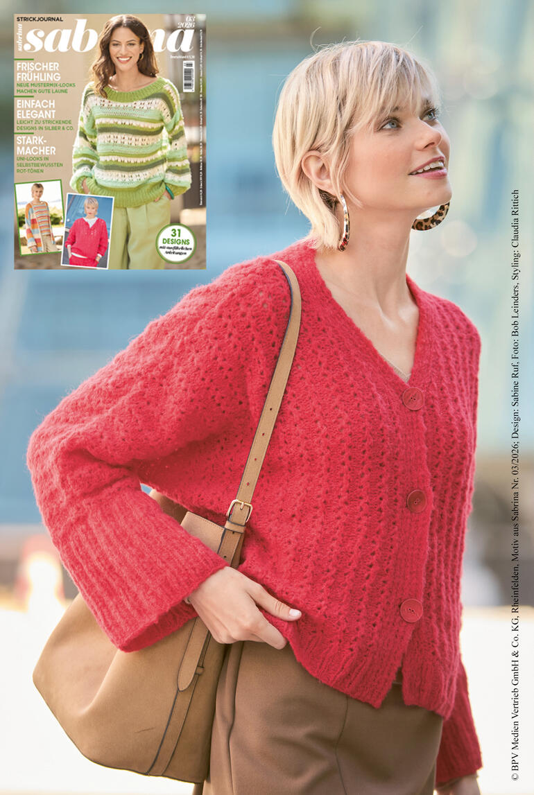 Frau trägt rot-gestreifte Jacke, Zeitschrift im Hintergrund