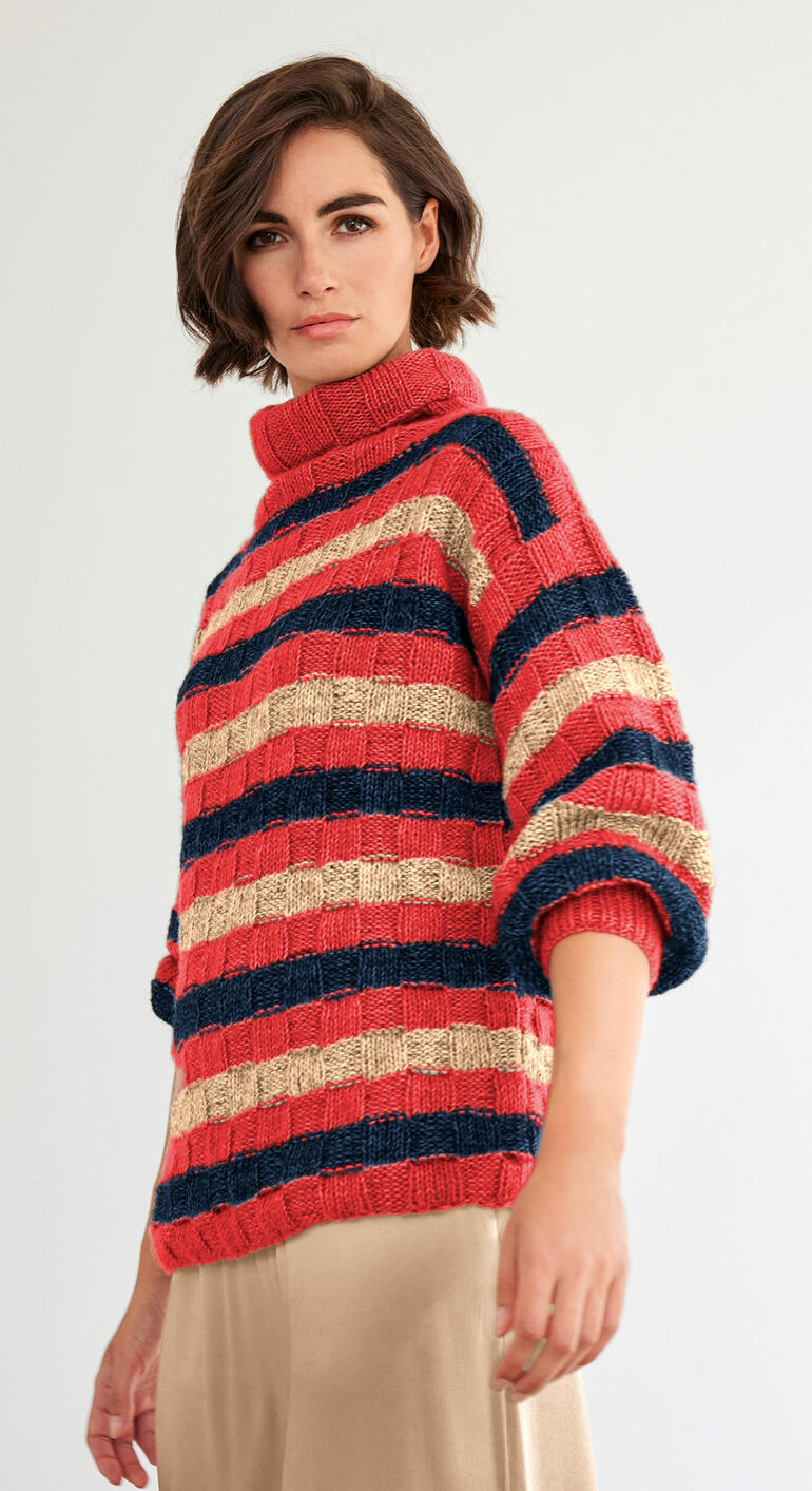Frau trägt einen Pullover aus Wool-Cotton von Junghans-Wolle.
