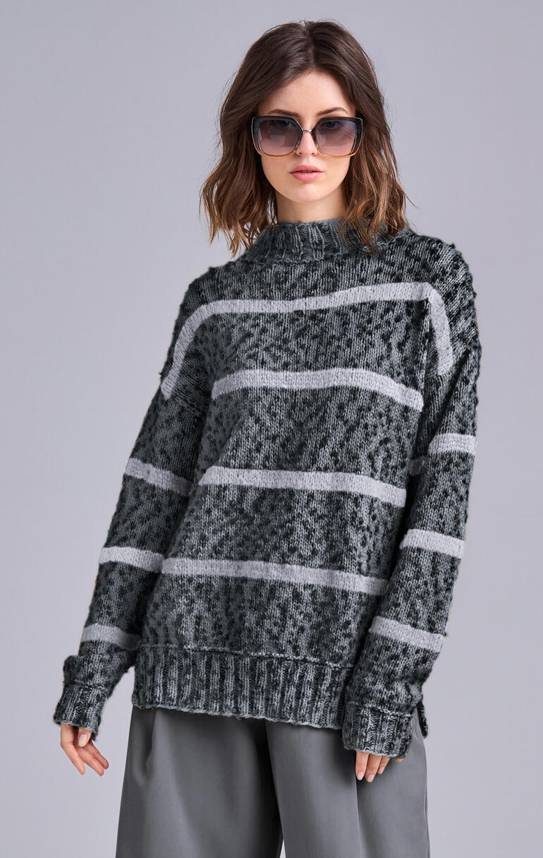Frau trägt einen gestreiften Pullover aus Animals und NewWool.