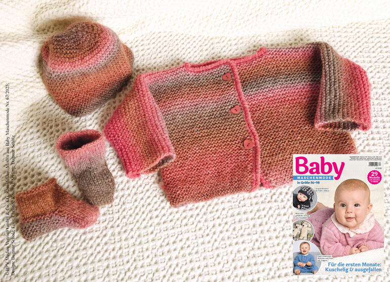 Set mit Babyjacke, Mütze und Söckchen in sanften Pastellfarben.