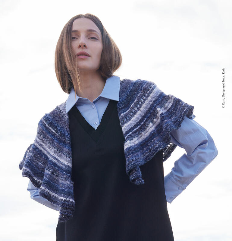 Tuch aus Merino Seta Tones, elegant drapiert von einer Frau.