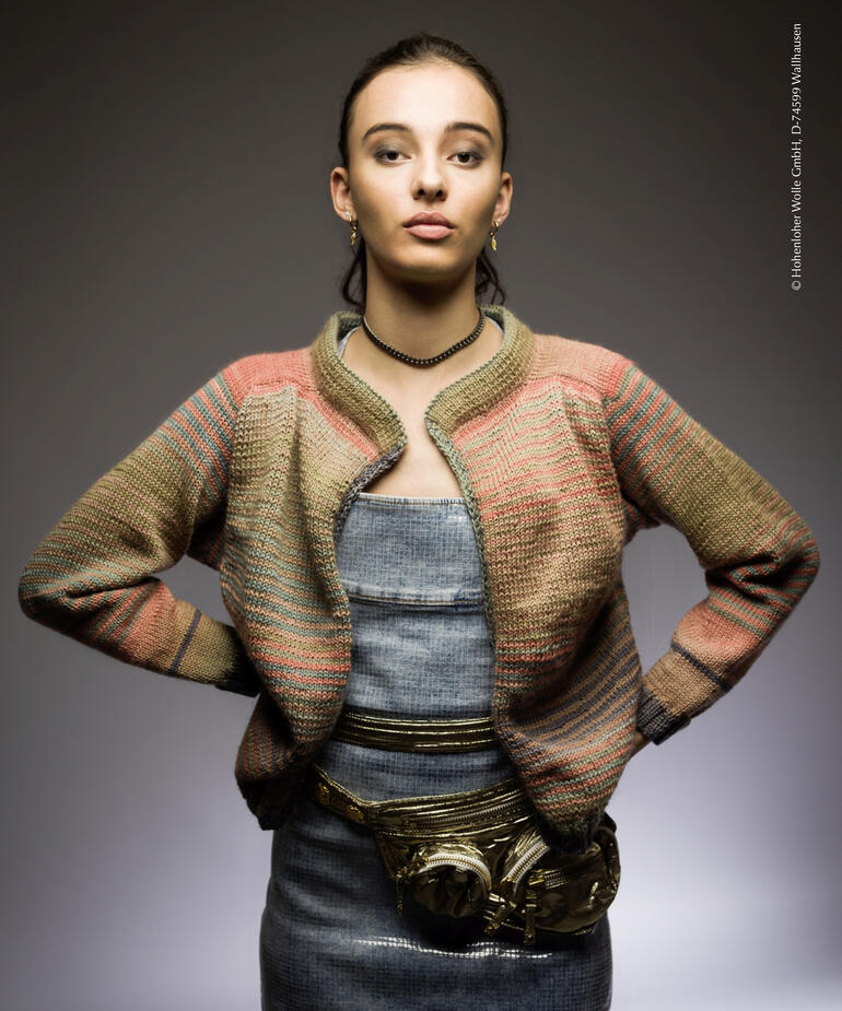 Jacke aus Gradient in Erd- und Pastelltönen, getragen von einem Modell.