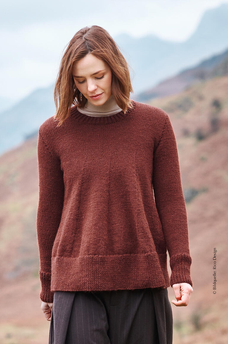 Pullover aus Soft Alpaca, getragen von einer Frau in natürlicher Umgebung.