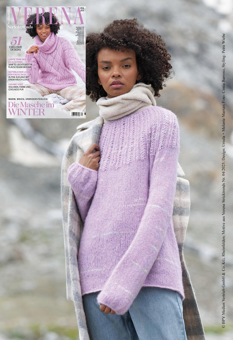 Lila Pulli mit Rundpasse aus Stoccolma, mit Halstuch im Freien.