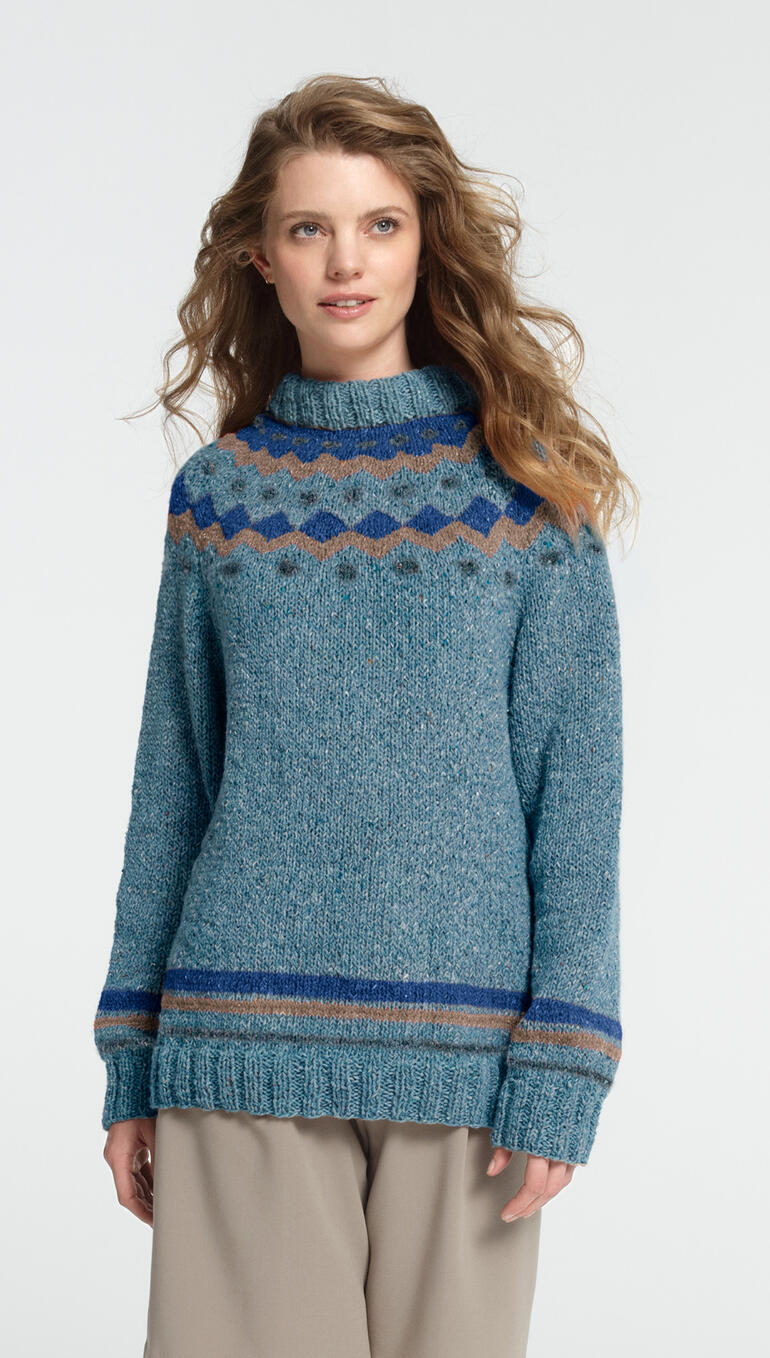 Dunkelblauer Pullover aus Punktino mit Muster in Serena.