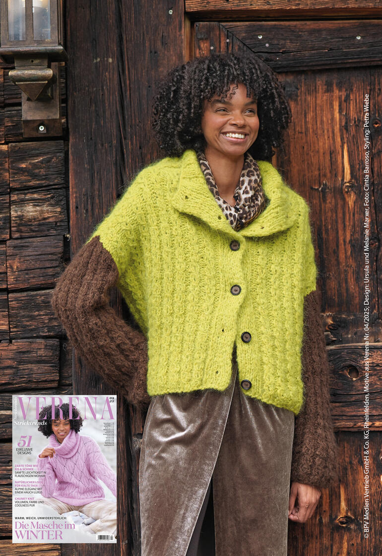 Grüne Jacke mit Stehkragen aus Nappy, kombiniert mit einer braunen Bluse.