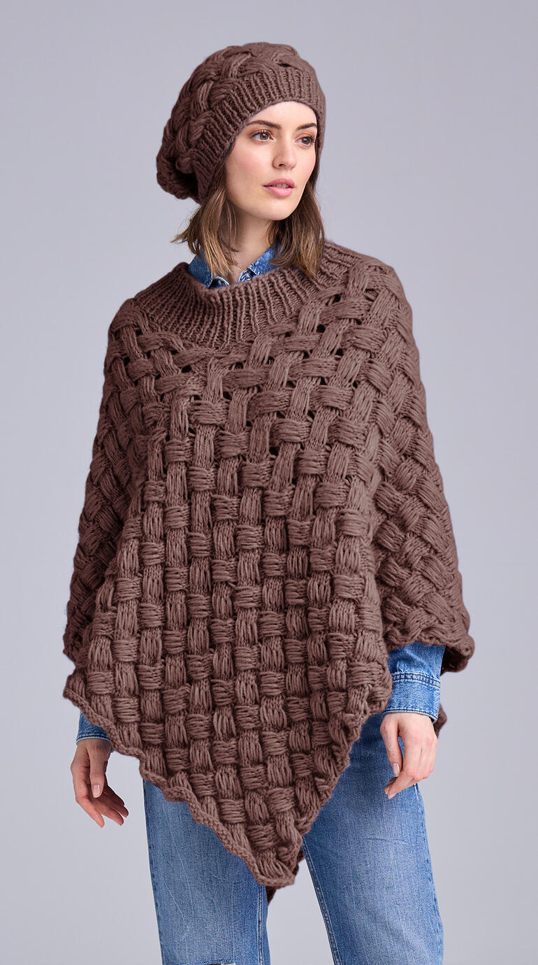 Brauner Poncho und passende Mütze aus NewWool, getragen von einer Frau.