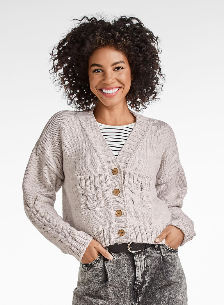 Frau in einer Jacke aus Merino-Classic mit großen Knöpfen und V-Ausschnitt.