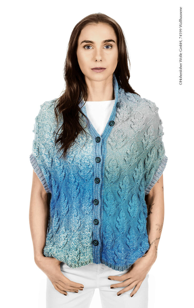 Weste aus Zauberwolle in Blau-Gradient mit Knopfleiste, modisch getragen von einer Frau.