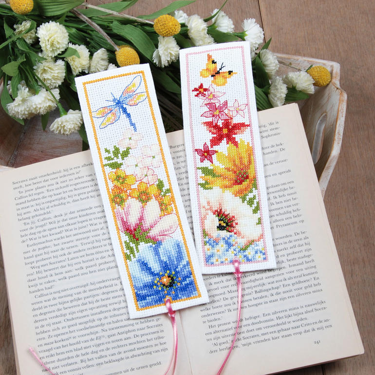 Zwei Lesezeichen mit Blumenmotiven, ideal für Bücherliebhaber.