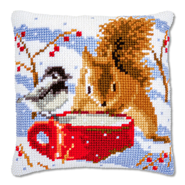 Kreuzstichkissen mit einem Eichhörnchen und einer Meise an einer Tasse