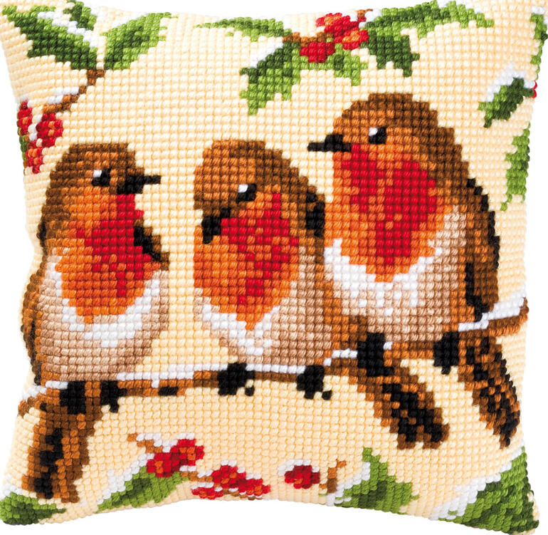 Kissen mit einem Kreuzstichmotiv von drei Rotkehlchen auf hellem Hintergrund.