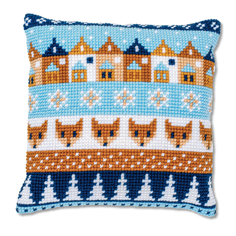 Kissen mit Kreuzstichmotiv von Rotkehlchen im Winter auf hellem Hintergrund.