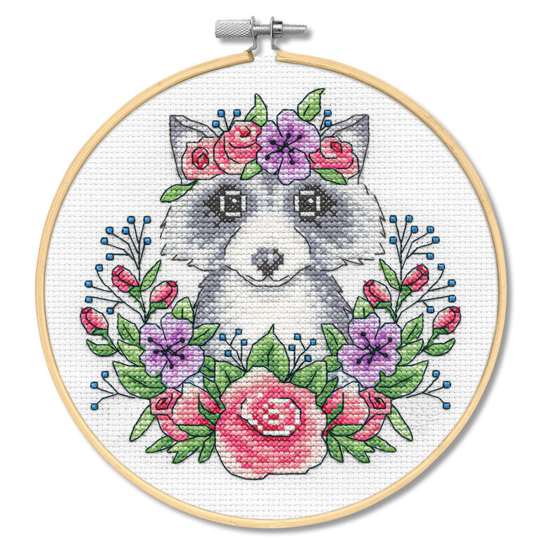 Kreuzstichbild eines Waschbären mit Blumenrahmen