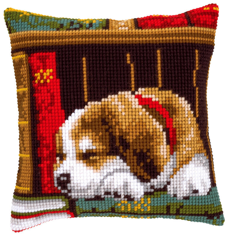 Kreuzstichkissen mit schlafendem Hund vor Bücherregal