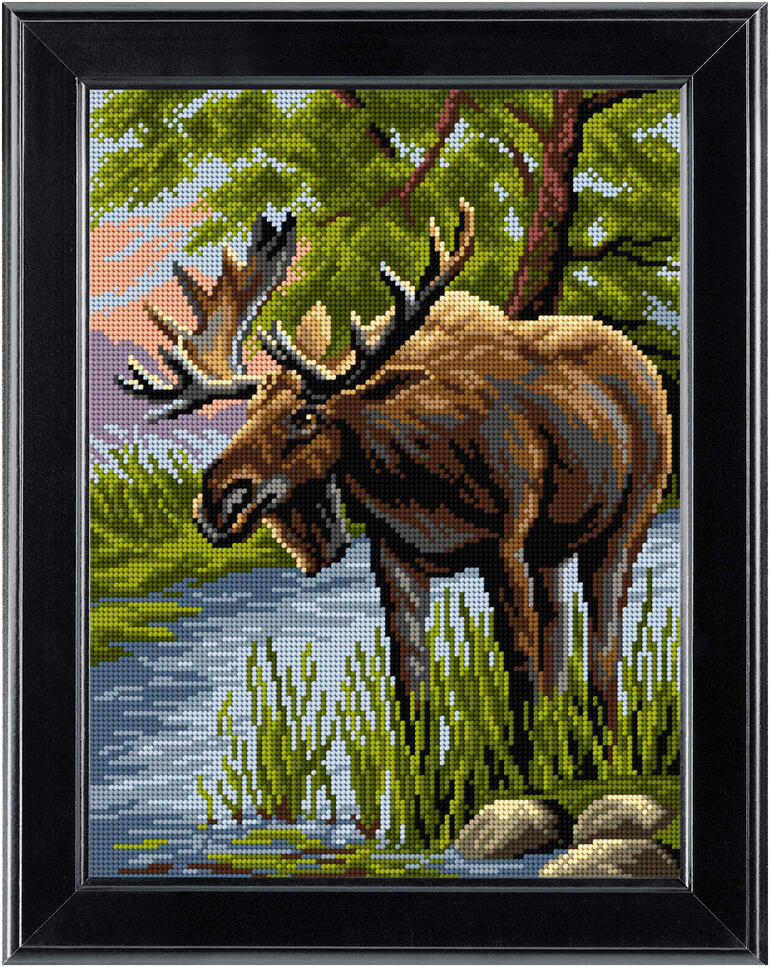 Gobelinbild eines Elches am Wasser, umgeben von Natur.