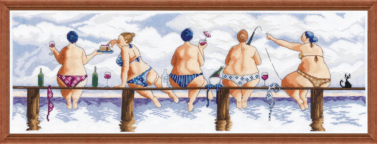 Kreuzstichbild mit vier fröhlichen Frauen in Badebekleidung am Steg.