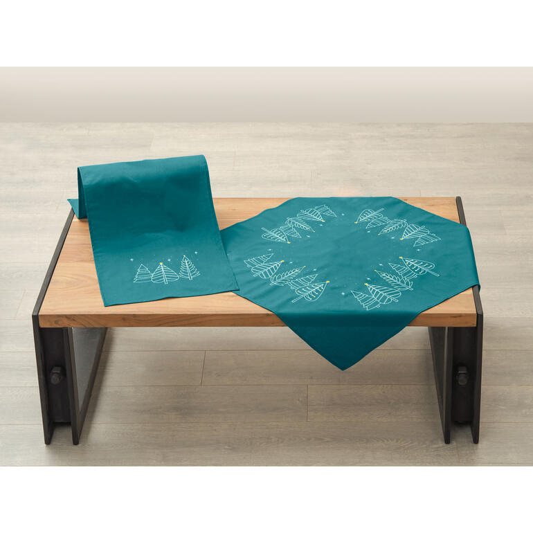 Tischwäsche mit minimalistischen Kiefernbaum-Mustern auf grünem Hintergrund.