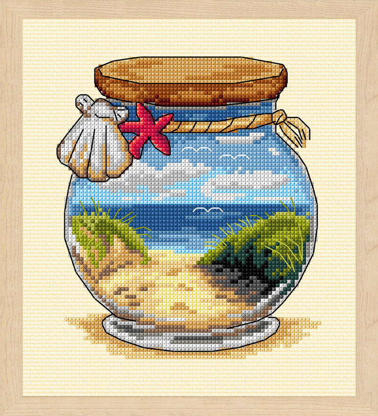 Glas mit Dünenlandschaft, Muschel und Starfish, im Stickbild dargestellt.