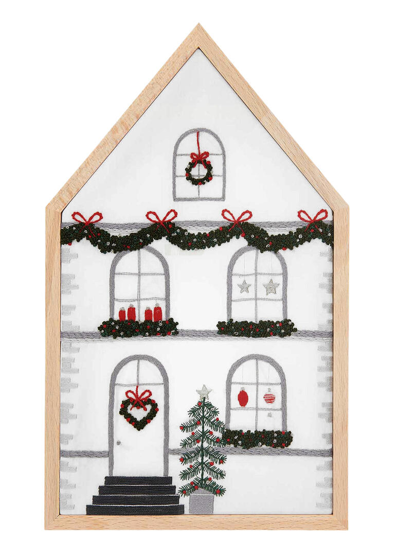 Stickbild eines weihnachtlich geschmückten Hauses mit Fenstern und einem Weihnachtsbaum