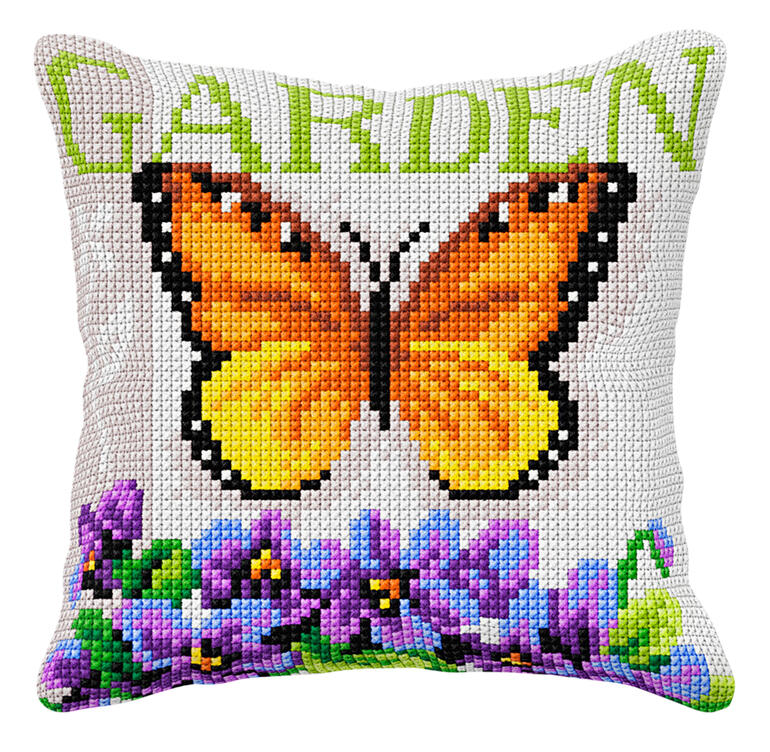 Kissen mit Kreuzstichmotiv, zeigt einen Schmetterling und Blumen, beschriftet mit 'GARDEN'.