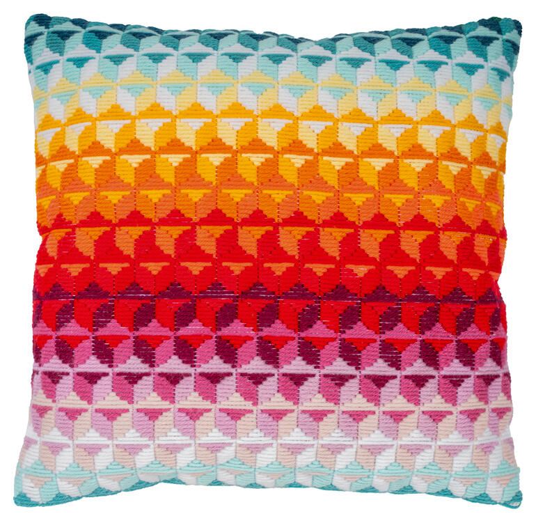 Spannstichkissen mit modernen geometrischen Mustern in hellen Farben.